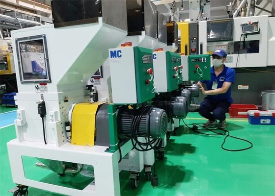 Sariawan Dan Cacat Penggiling Granulator Plastik Kecepatan Rendah 2.2KW Warna Putih OG-3LS