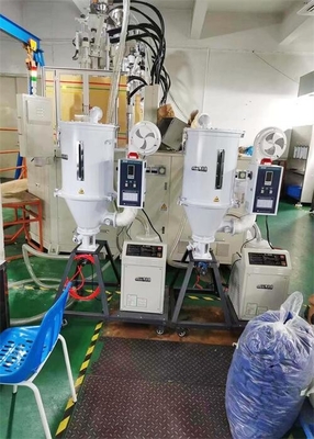 Plastik Dehumidifying Hopper Dryer Untuk Produksi Berskala Besar Pengeringan Silo Warna abu-abu