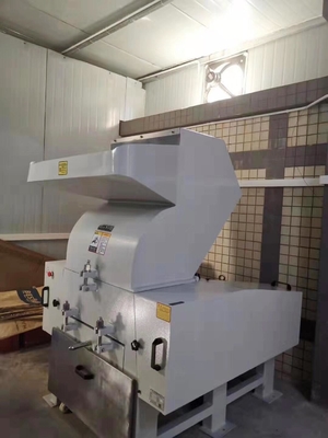 Penggiling Plastik Berkecepatan Tinggi Tengah Dan Granulator Pelletizer Shredders untuk Pemotongan