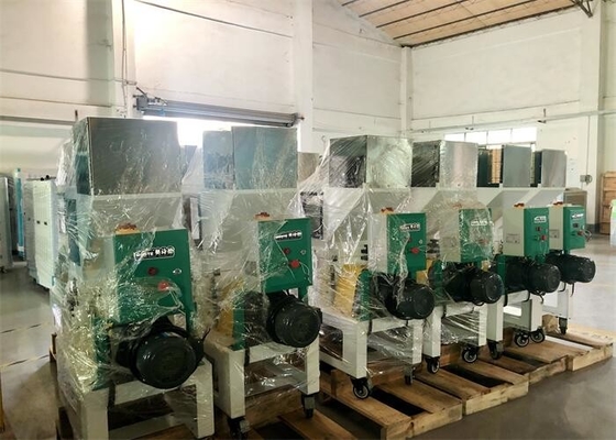 Sariawan Dan Cacat Penggiling Granulator Plastik Kecepatan Rendah 2.2KW Warna Putih OG-3LS