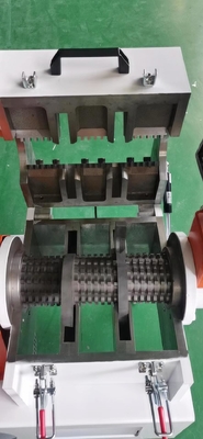 Sariawan Dan Cacat Penggiling Granulator Plastik Kecepatan Rendah 2.2KW Warna Putih OG-3LS